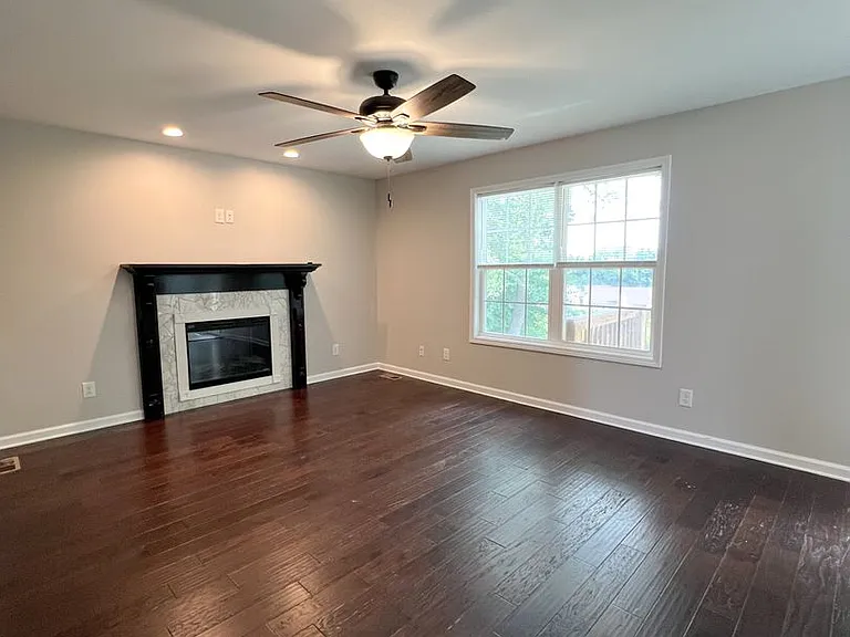 358 Chalet Cir — Photo 6