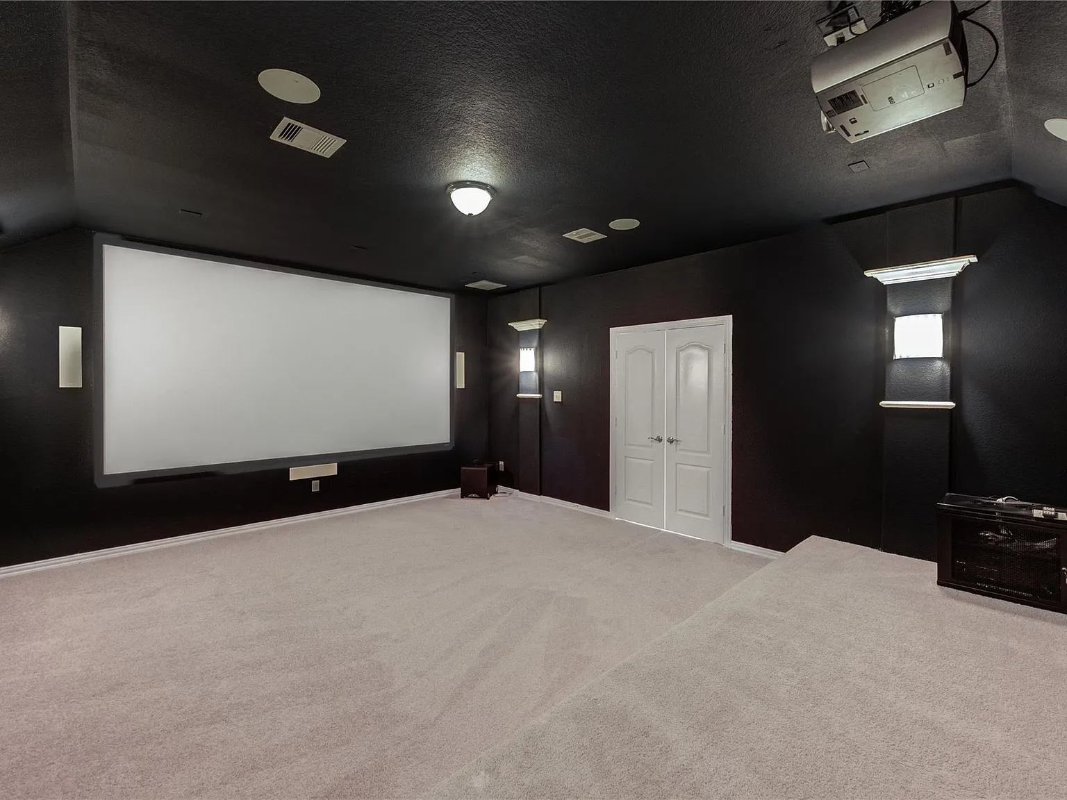 4 bed, 3.5 bath, 3810 sqft, $3,550 — Photo 3