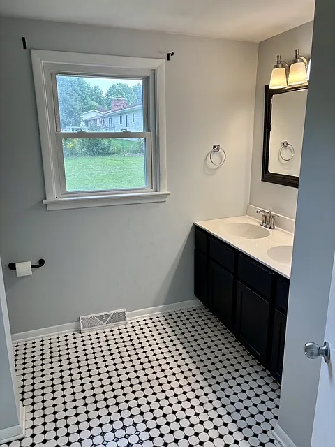 3 bed, 1056 sqft, $1,950 — Photo 2