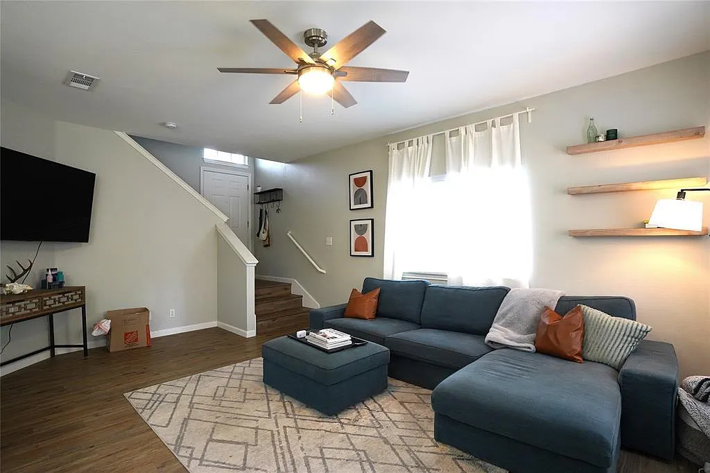 3 bed, 3.5 bath, 1396 sqft, $2,200 — Photo 2