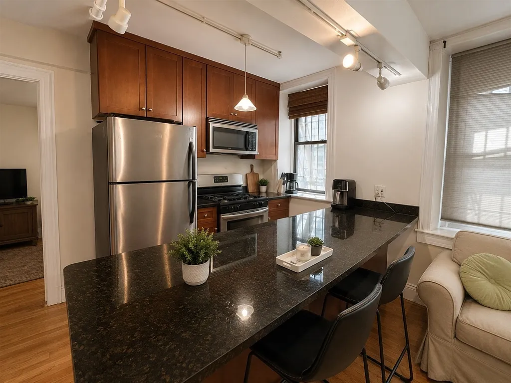2 bed, 1.0 bath, 583 sqft, $3,100 — Photo 2