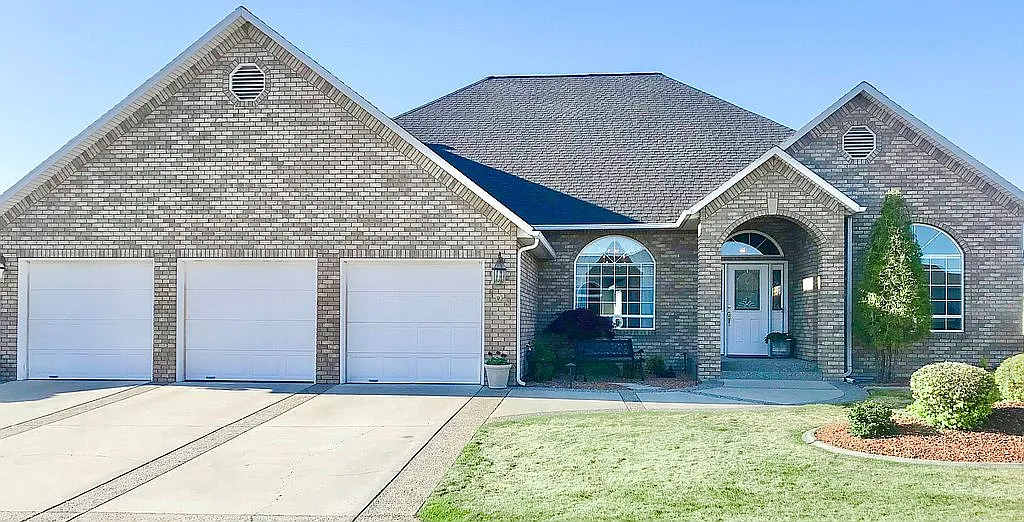105 Prestwick Ln photo 1