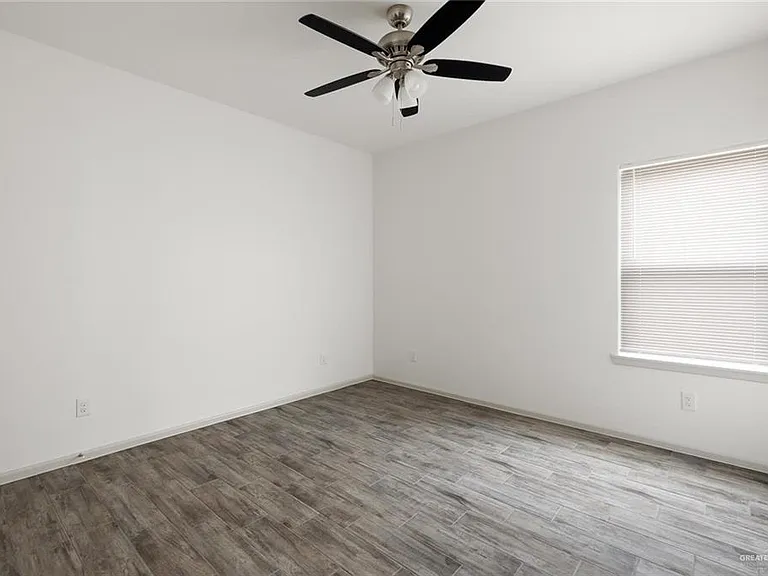 1032 Palm Dr #4 — Photo 4