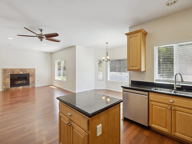 526 Houston Dr — Photo 10