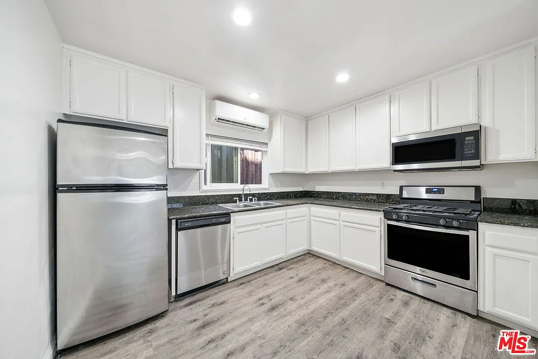 2 bed, 1.0 bath, 1009 sqft, $3,750 — Photo 4