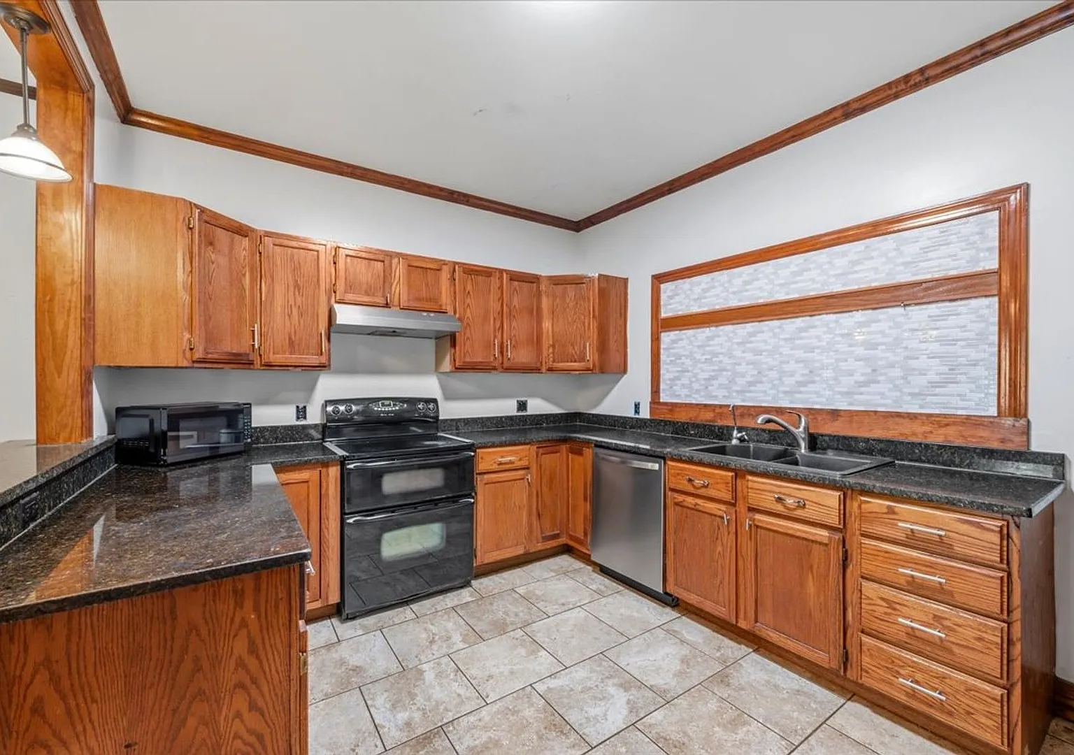Charming 2BR Home in Ardsley Park Walk to Starland Yard & Local Favorites! — Photo 4