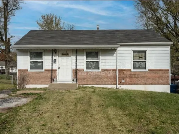 325 Caithness Rd, Saint Louis, MO 63137