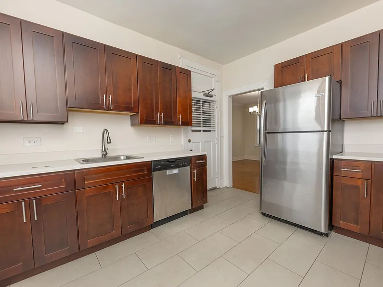 605 Hinman — Photo 8