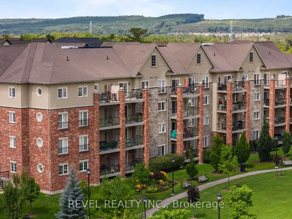 39 Ferndale Dr S #106, Barrie, ON L4N 5T5