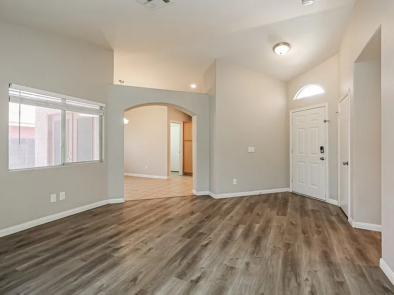 504 Stonehurst Dr — Photo 5