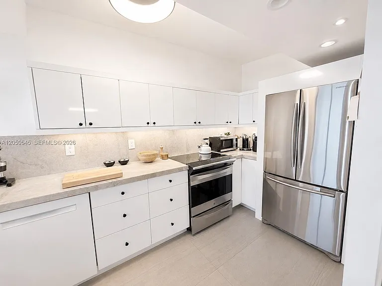 555 NE 15th St #T6 — Photo 4