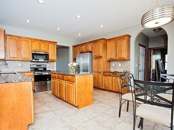 large eat-in kitchen