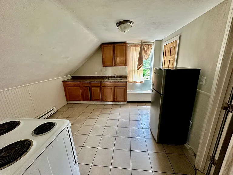 37 Hale St #3 — Photo 5