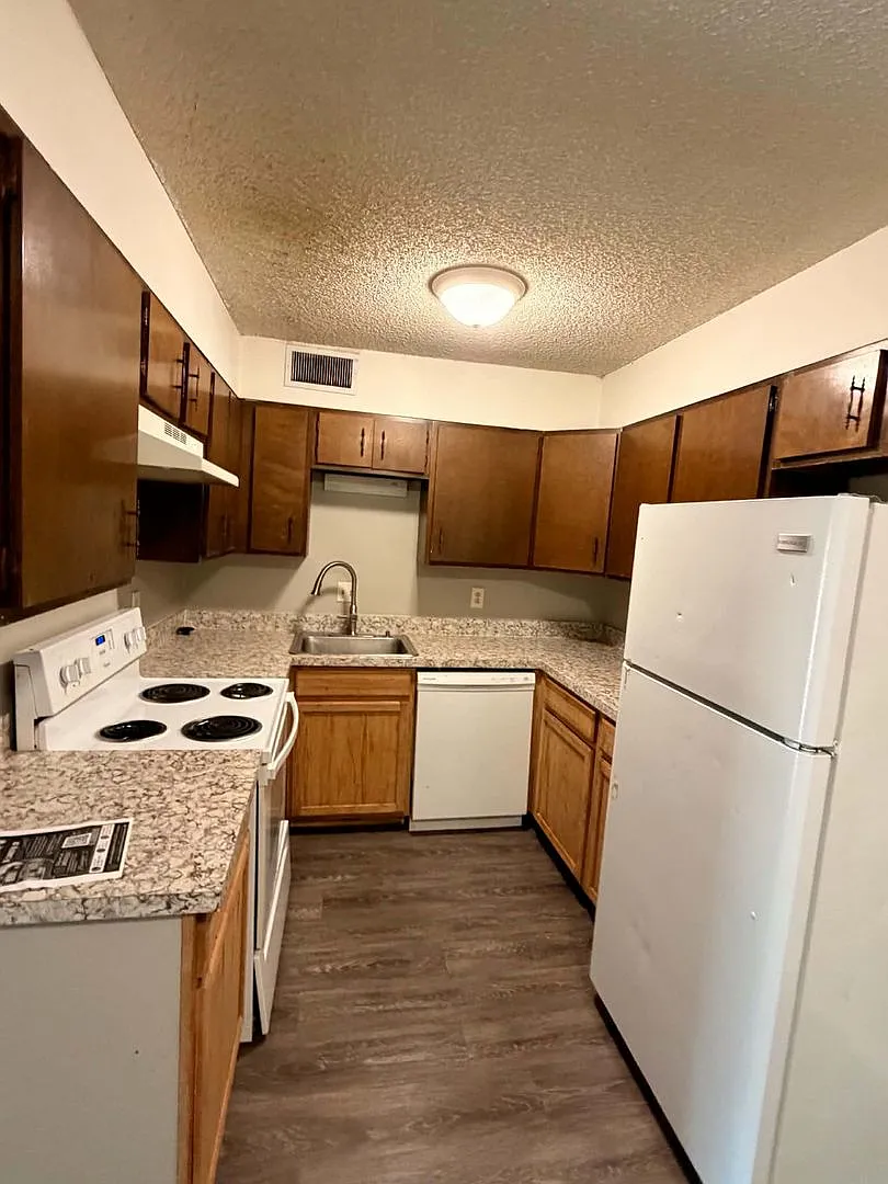 River Street Apartments — Photo 4