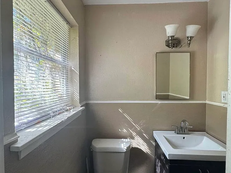 8900 Acacia Ln — Photo 7