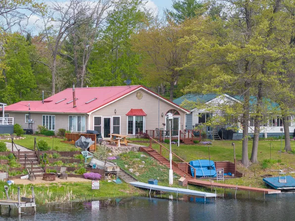 781 Bluegill Lake Rd, Harrison, MI 48625