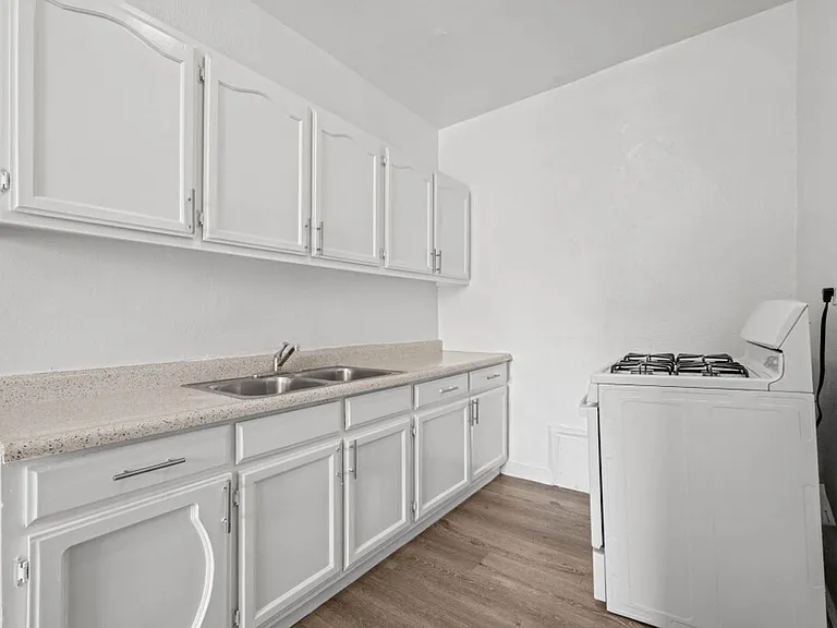 751 Normandie Ave #403 — Photo 4