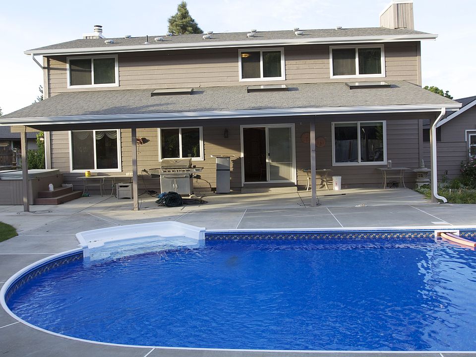 1st image of 221 Greenview Dr