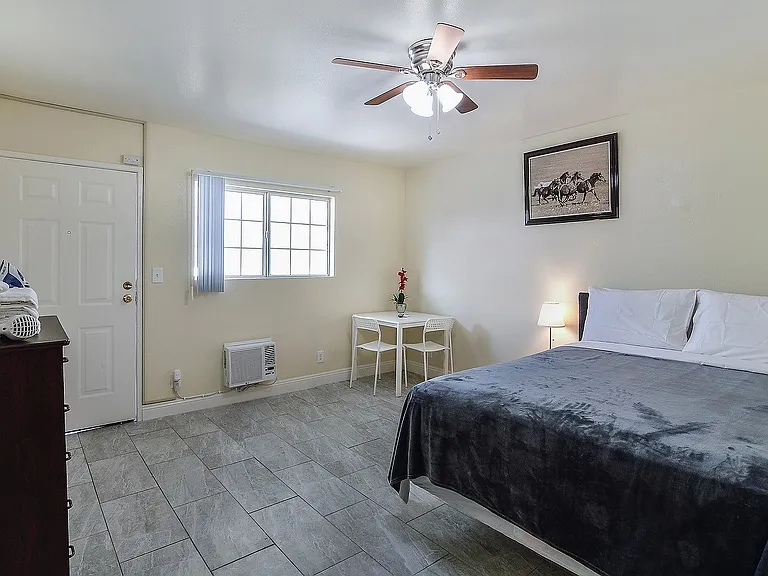 West Adams Studio Apartments — Photo 16