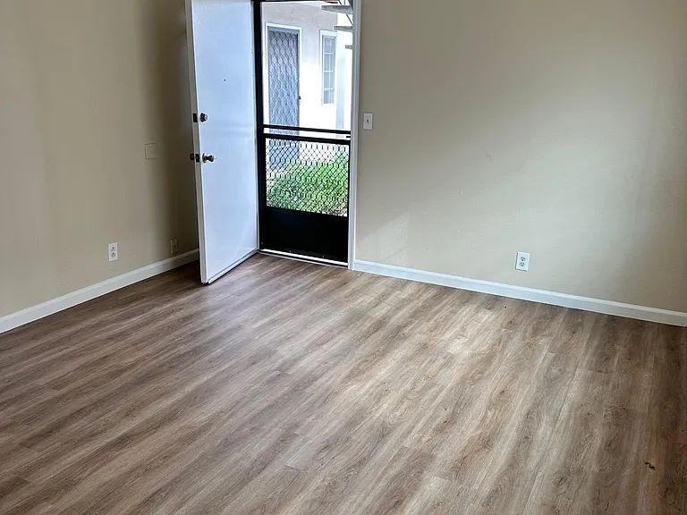 1389 Reeve St — Photo 2