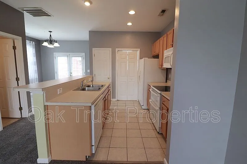 3 bed, 2.5 bath, 1120 sqft, $1,900 — Photo 4
