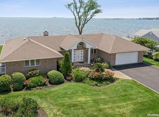 148 Wagstaff Ln, West Islip, NY 11795