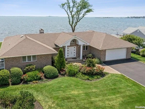 148 Wagstaff Lane, West Islip, NY 11795