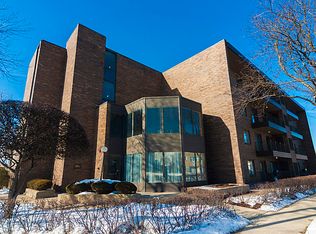 9200 Niles Center Rd APT 104, Skokie, IL 60076