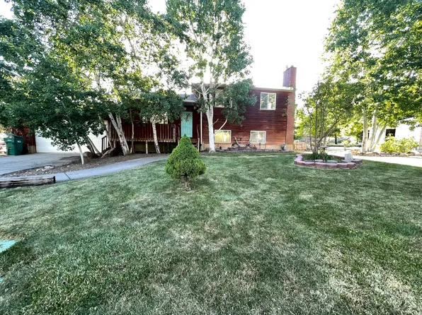9905 N Meadow Dr, Cedar Hills, UT 84062