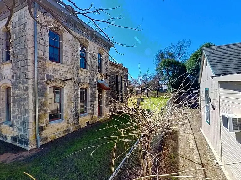 160 S Fredericksburg St — Photo 20