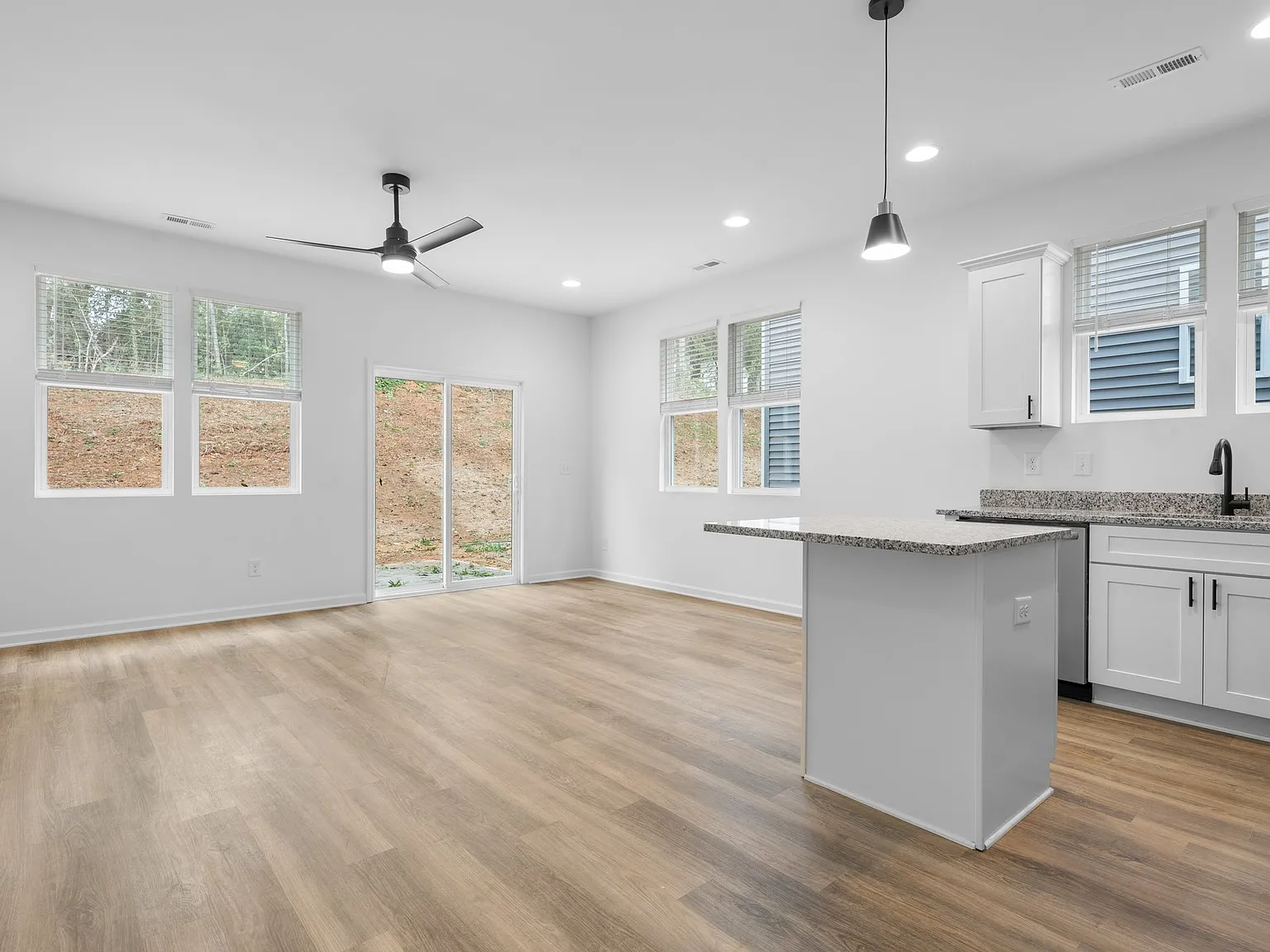 3 bed, 2.5 bath, 1376 sqft, $1,750 — Photo 3