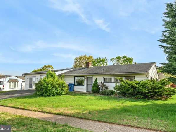 97 Black Pine Ln, Levittown, PA 19054
