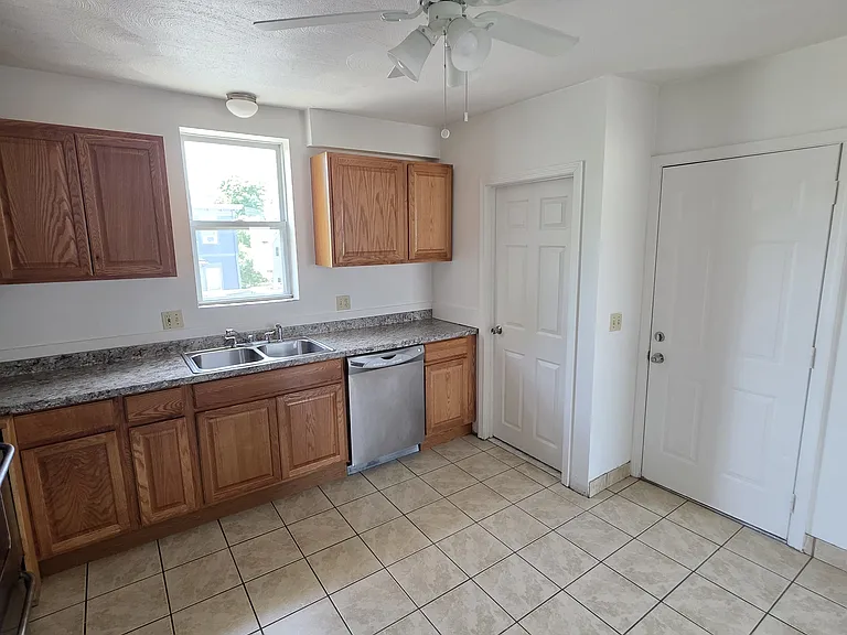 47 Courtland St 3rdFlr 2B/1B FreshPaint SSAppliances Laundry NOPets — Photo 2