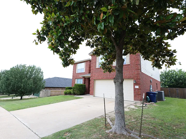 2203 Ryan Dr — Photo 3
