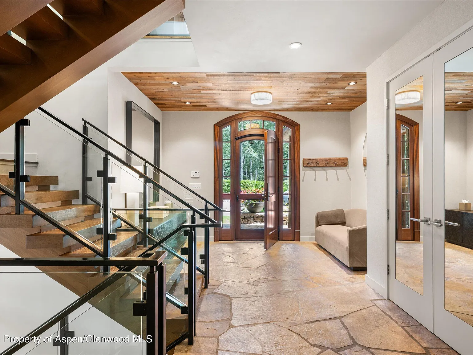 5 bed, 5.5 bath, 4766 sqft, $175,000 — Photo 2