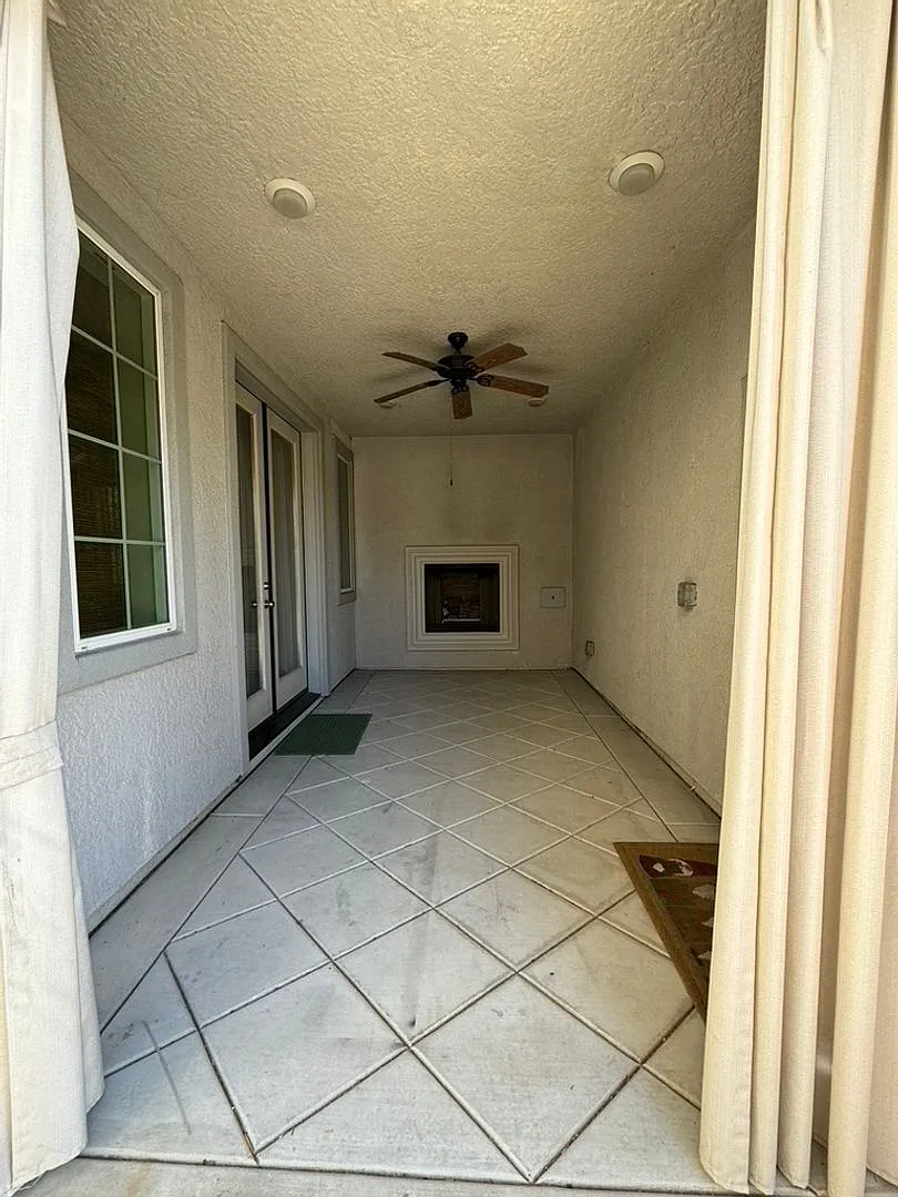 Beautiful home with 4 bedrooms and 3.5 baths located in Elk Grove. — Photo 2