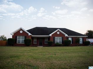 994 Pinewood Dr SW, Hartselle, AL 35640