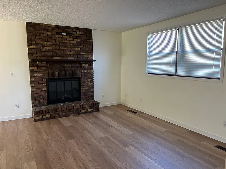 1468 Eastview Dr — Photo 5