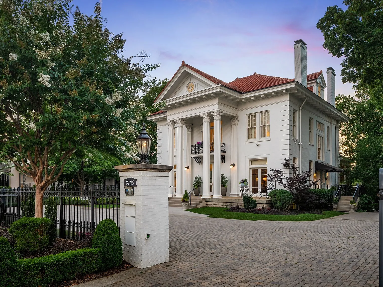 5 bed, 5.5 bath, 8592 sqft, $30,000 — Photo 3