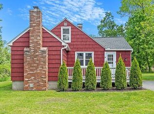 2 Crest Ave, Worcester, MA 01607