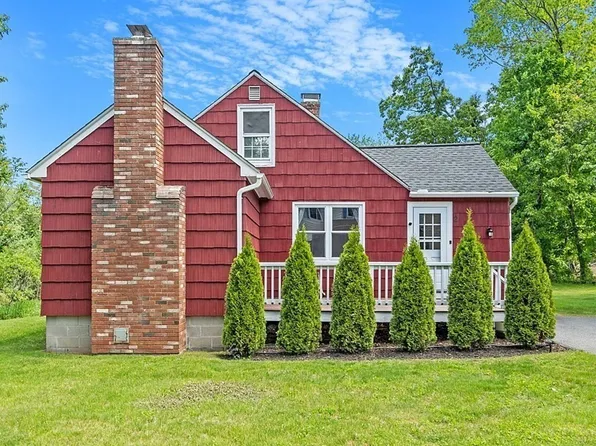2 Crest Ave, Worcester, MA 01607