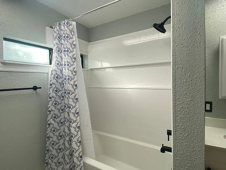 2516 McArthur St — Photo 9