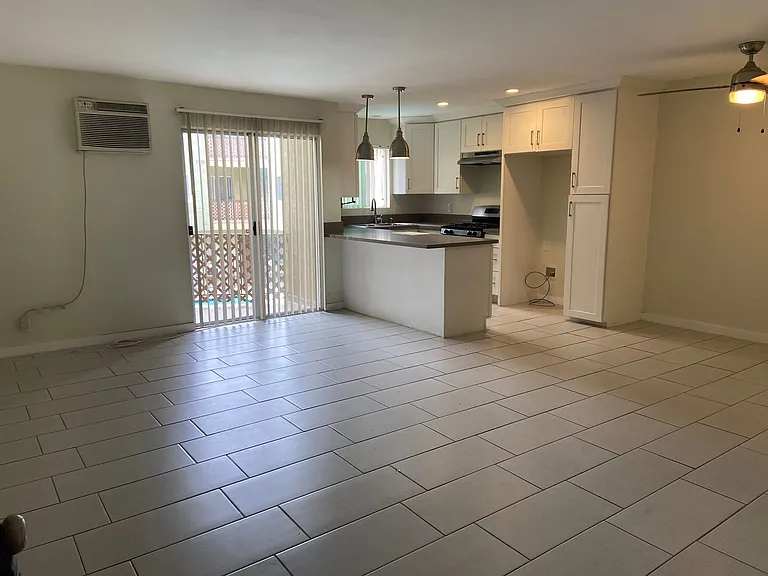Tarzana Terrace Apartments — Photo 21