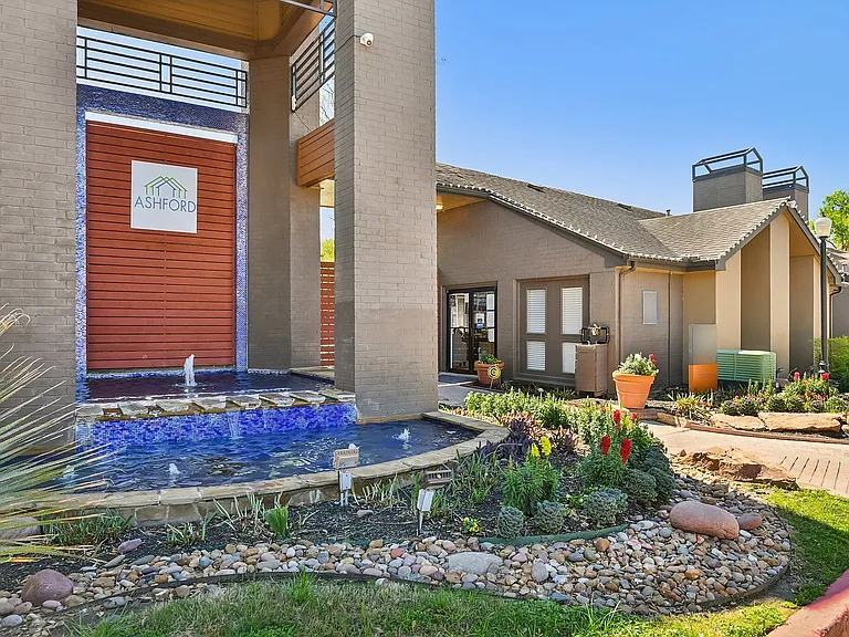4-web-or-mls-Briar Forest Dr-S1303-004