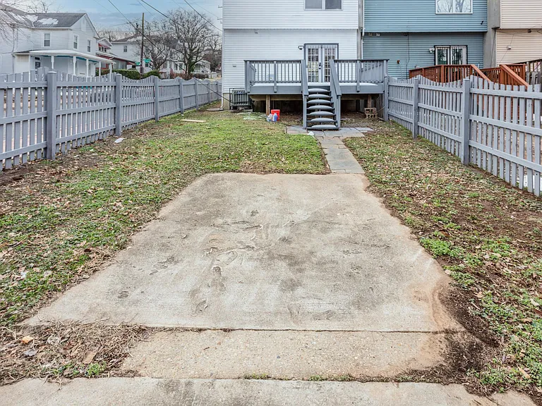 Parking in back (alley access)