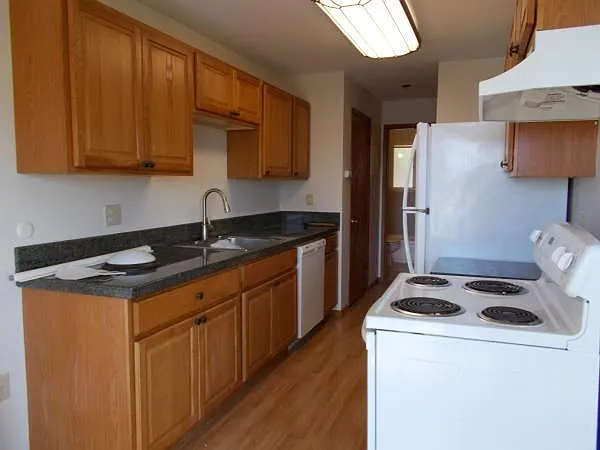 Tracy Ann Apartments — Photo 2