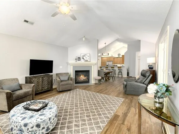 7147 Meadow View St, Shawnee, KS 66227