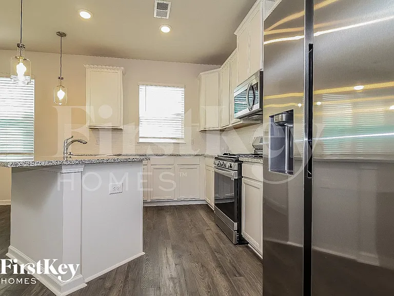 310 Ashborne Ln — Photo 4