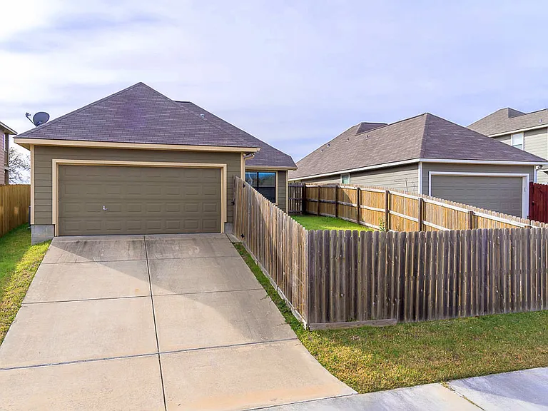 2020 Turning Leaf Dr — Photo 18
