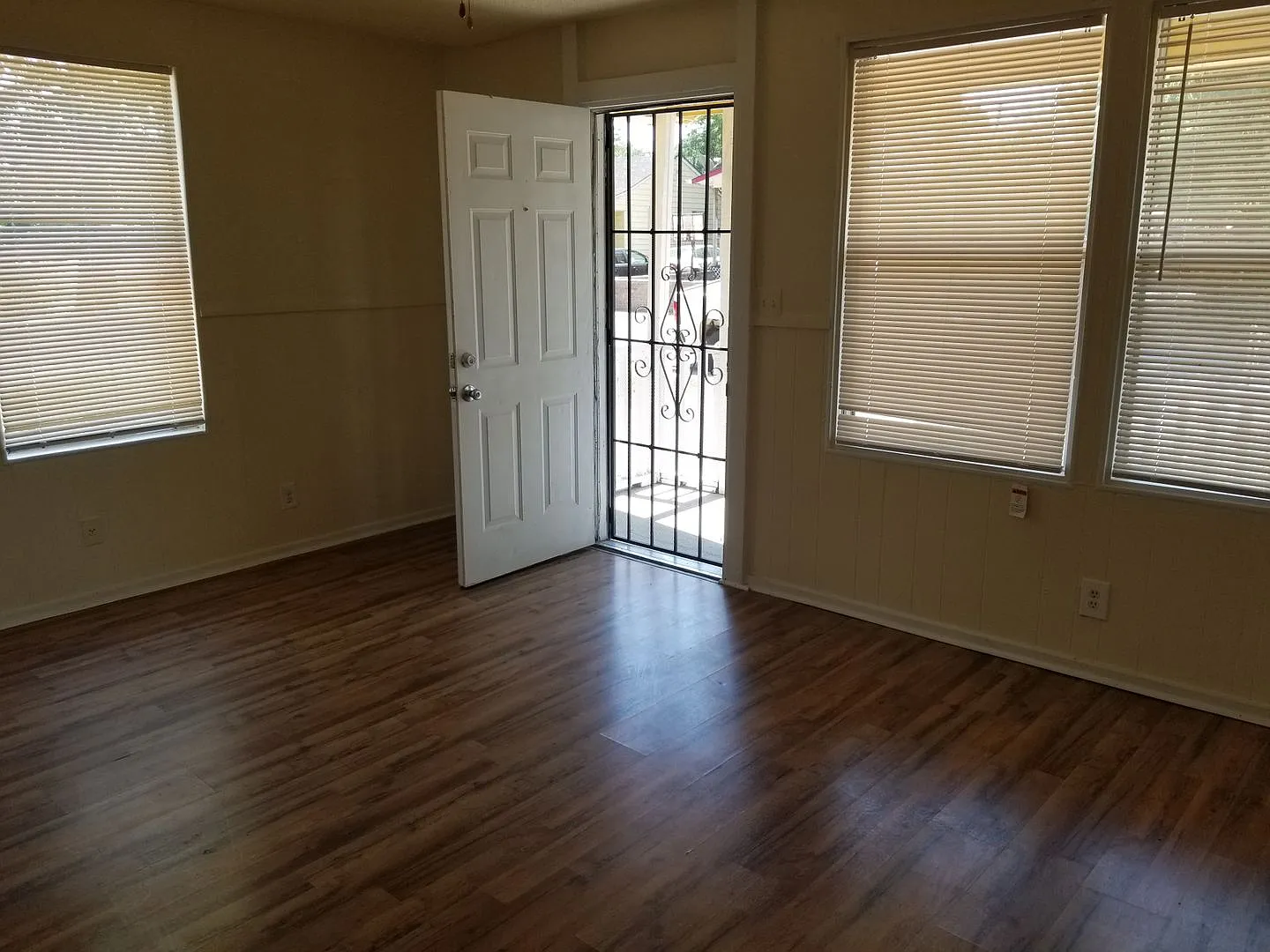 2 Bedroom and 1 bath Central air and heat — Photo 3